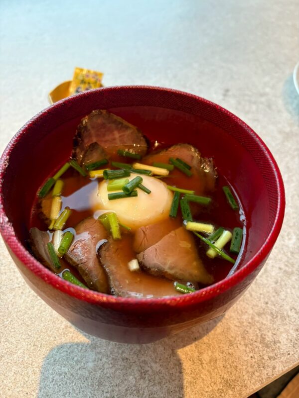 ローストビーフの肉吸い。目の前でスープを張って仕上げます