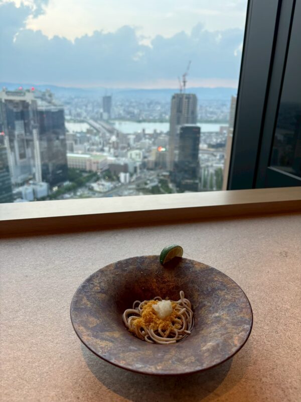 そば。カラスミと大根おろし、すだち。窓の外は大阪の街
