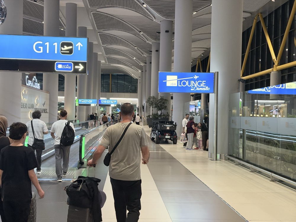 イスタンブール空港の国内線ラウンジの看板
