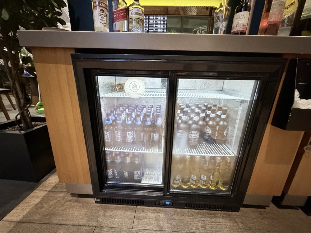 ビールの冷蔵庫です。エフェスとボモンティという、どちらもトルコのビールでした
