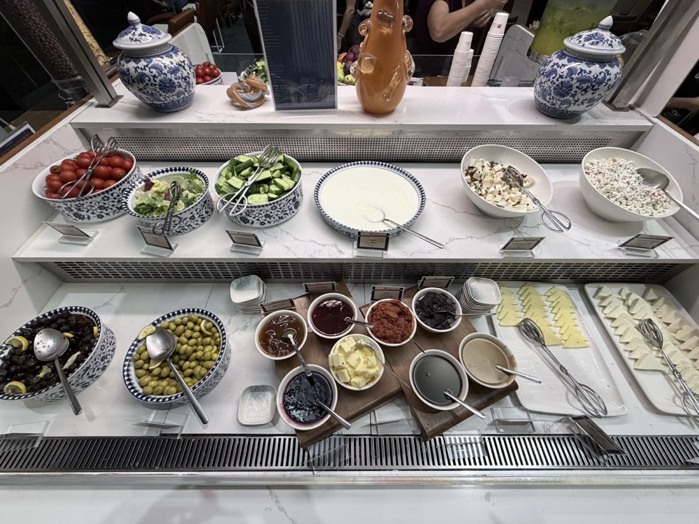 イスタンブール空港ラウンジのトルコ式の朝食