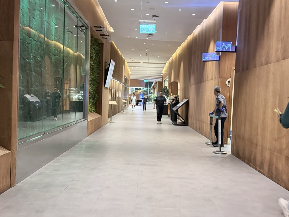 IGA Loungeの通路