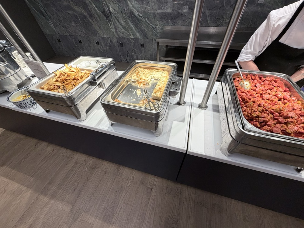 イスタンブール空港ラウンジの温かい料理