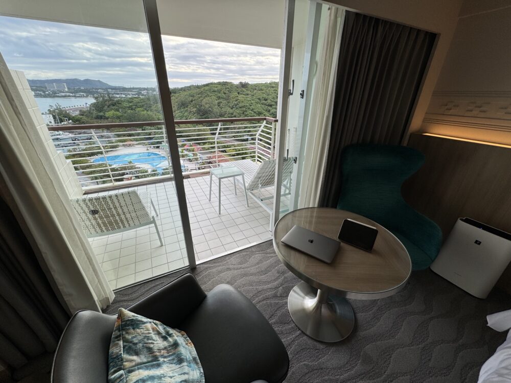 部屋からテラスへ。プールと海が見えます