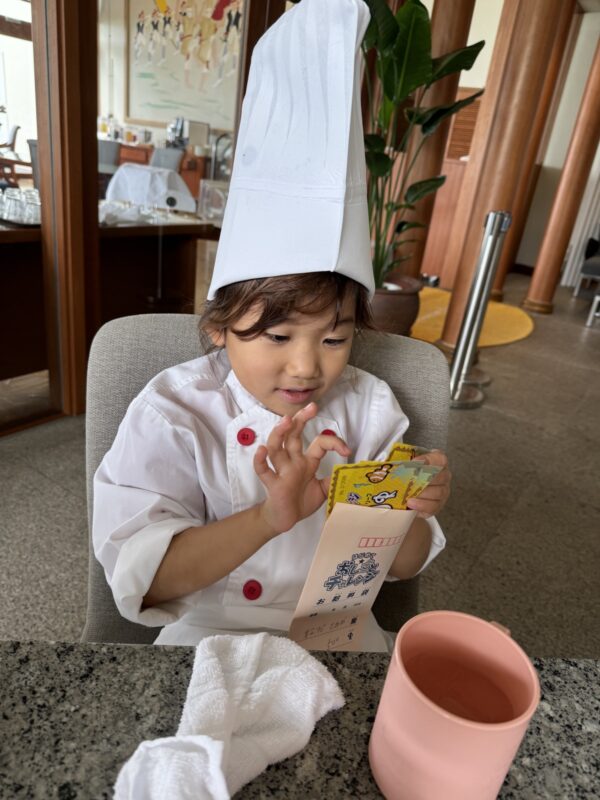 「お給料袋」を開けているところ。ここが子供にはいちばん嬉しいようです