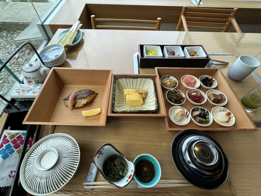 彩の和朝食。箱に収まって出てきます