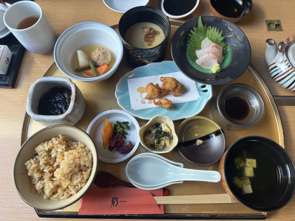 こちらは炊き込みご飯が付いた日