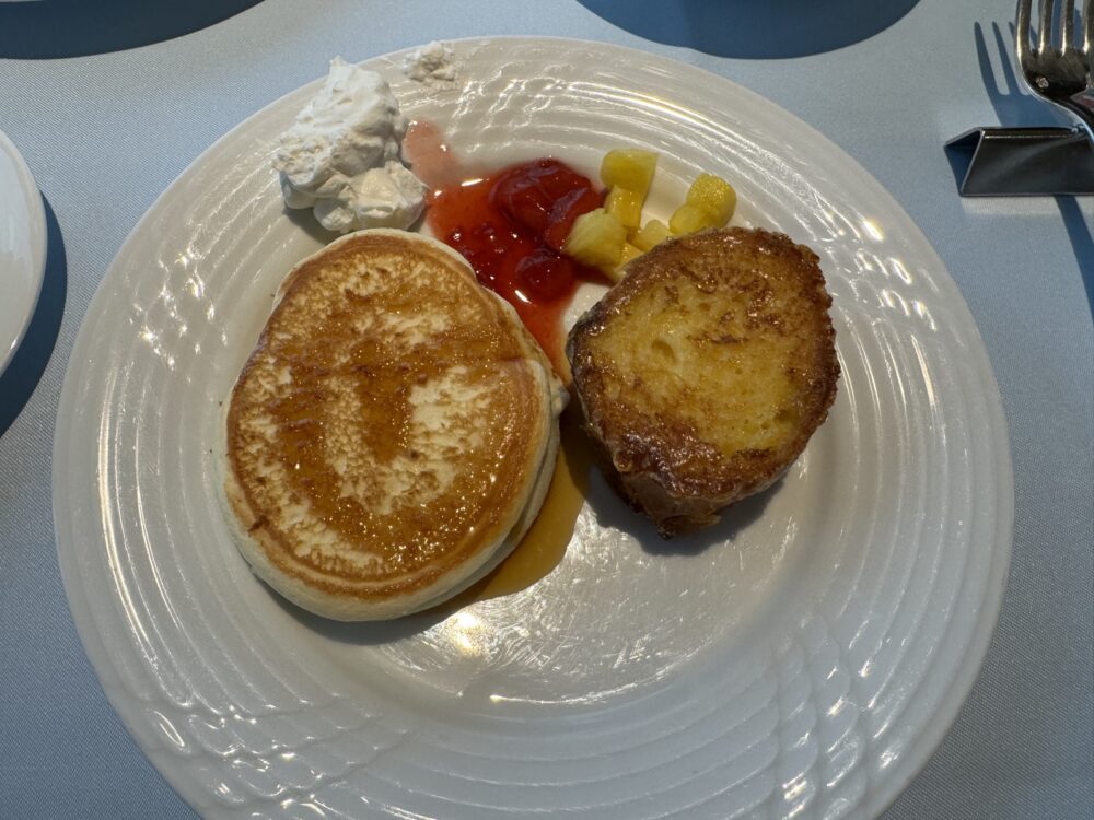 フレンチトースト。朝からこれが焼きたてで出てきます