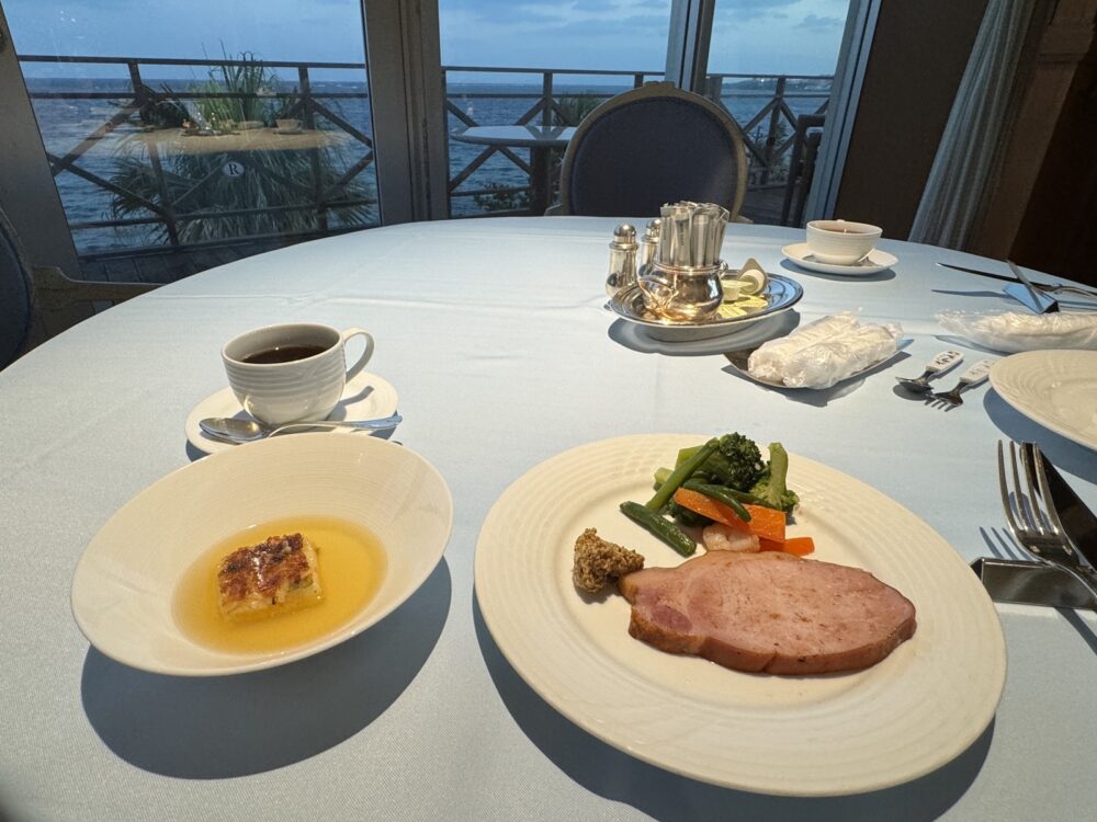 窓際の席。落ち着いて食べられます