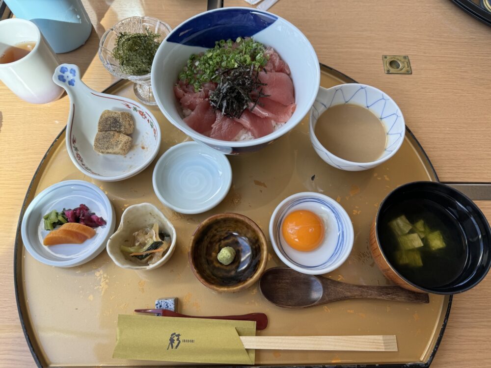 彩の昼。刺身と小鉢の組み合わせです