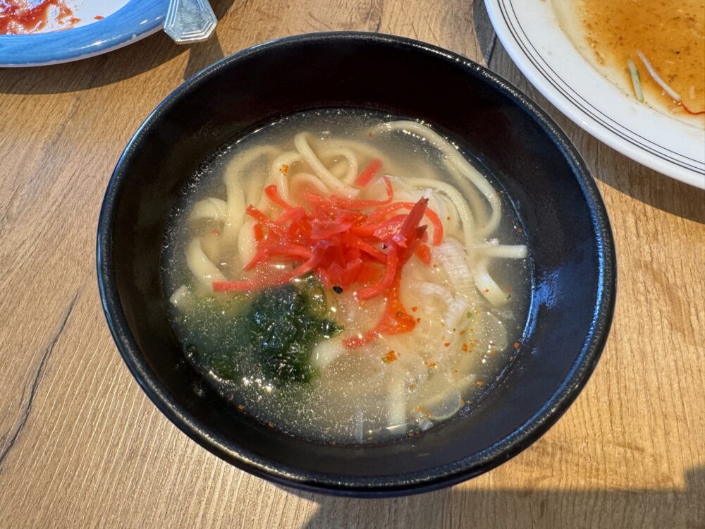 沖縄そば。プールサイドで水着のまま食べられます
