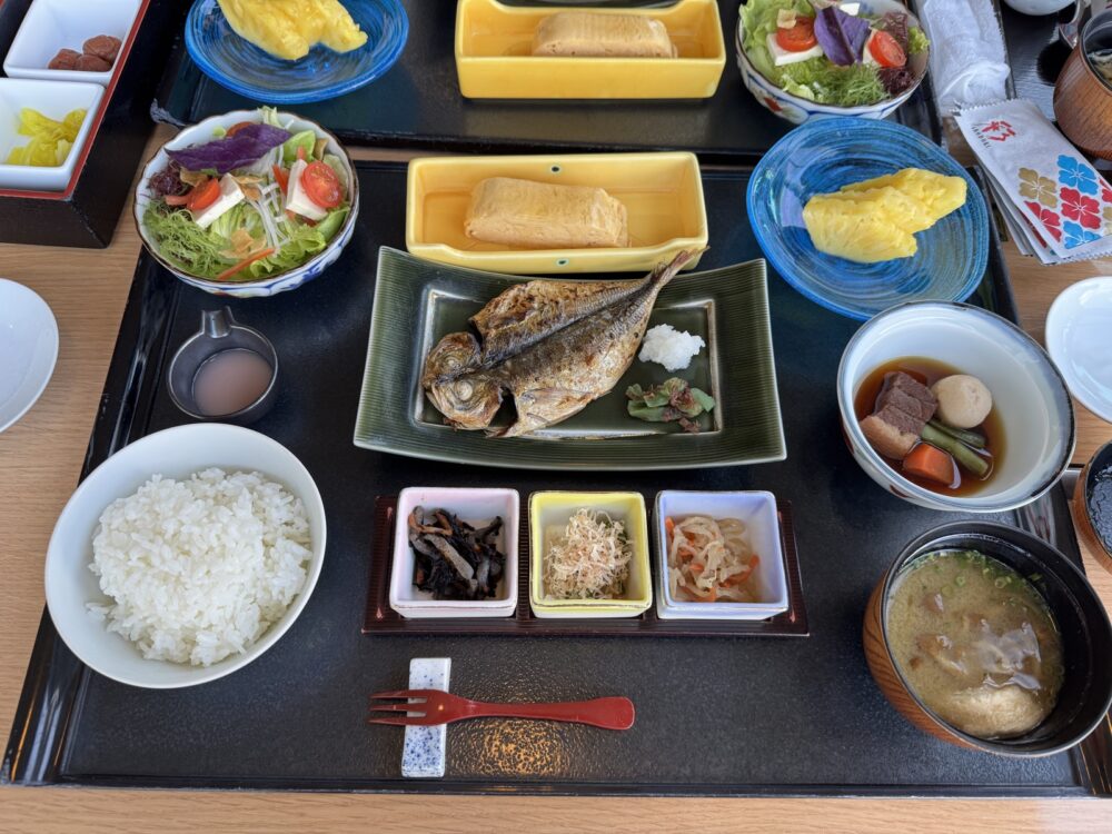 こちらは別の日。焼き魚と小鉢の組み合わせが変わります