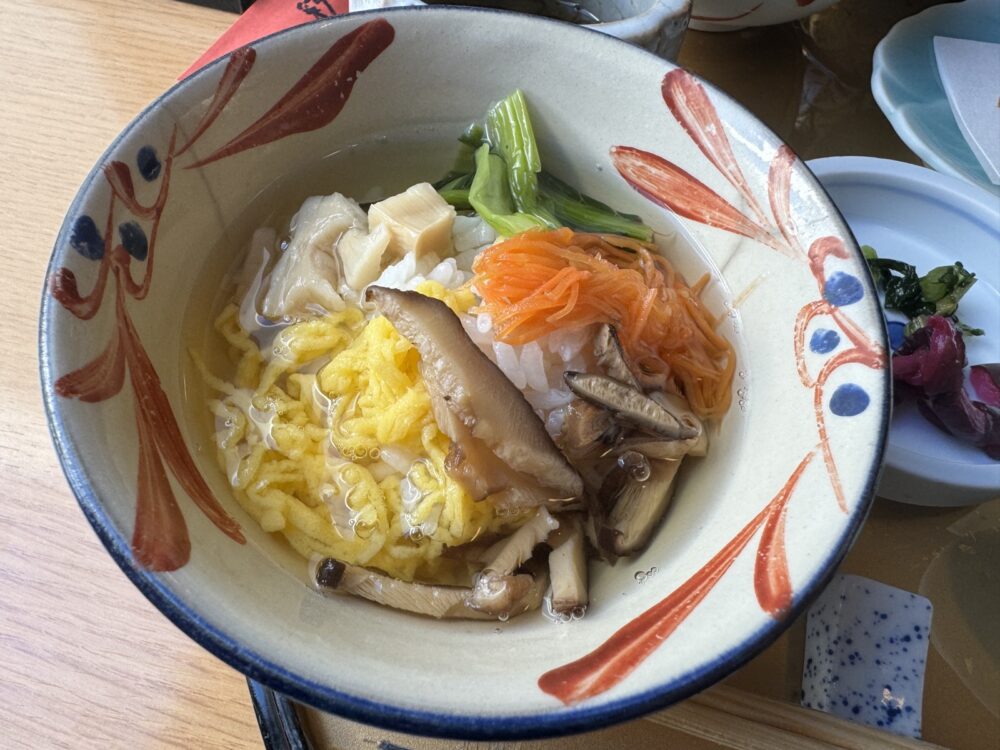 沖縄らしい汁物も出ます