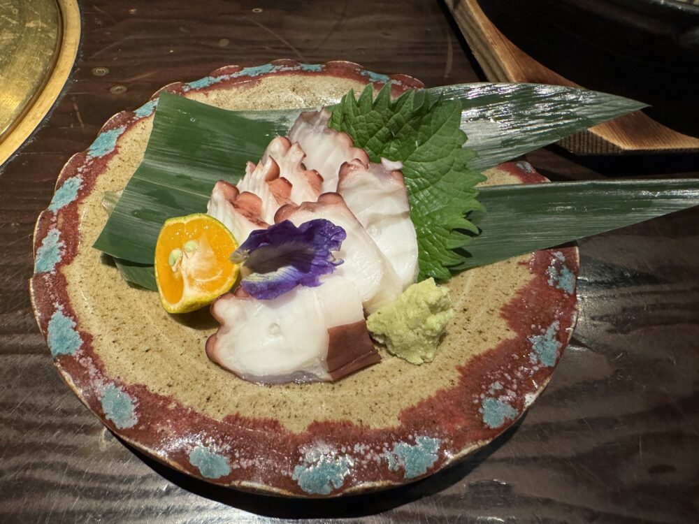 タコの刺身。沖縄の器で出てきます