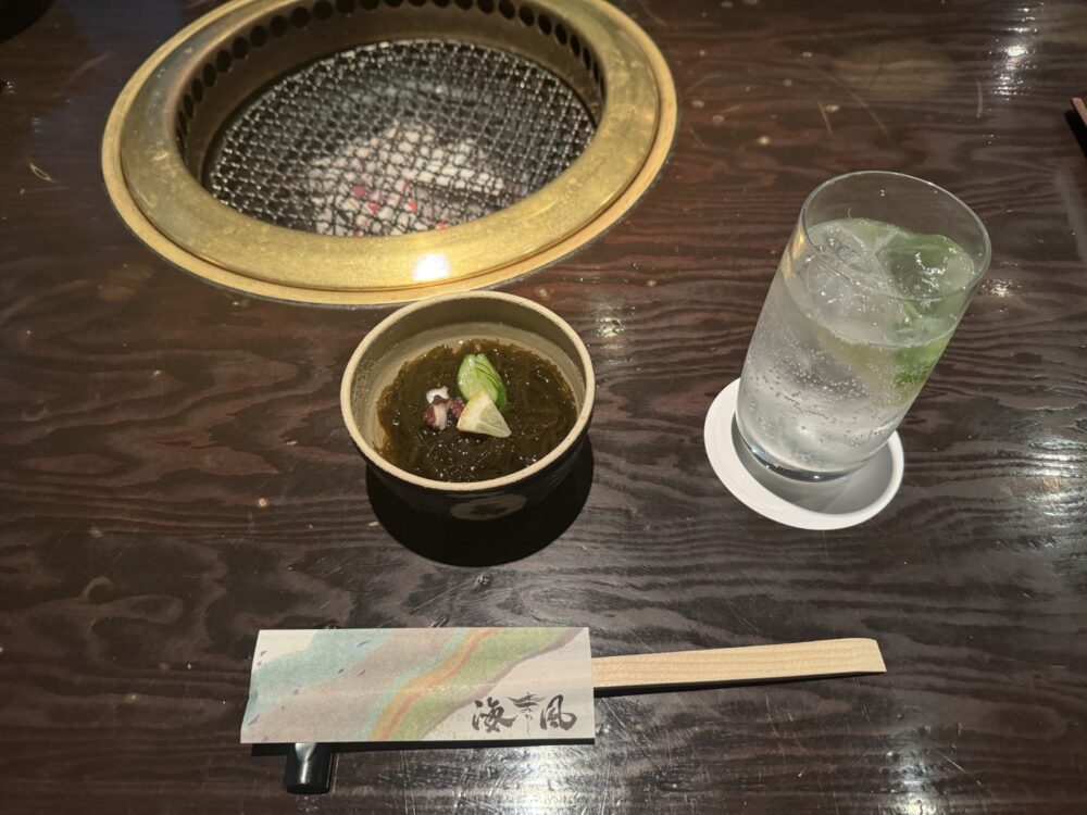 テーブルに炭火のコンロが入ります