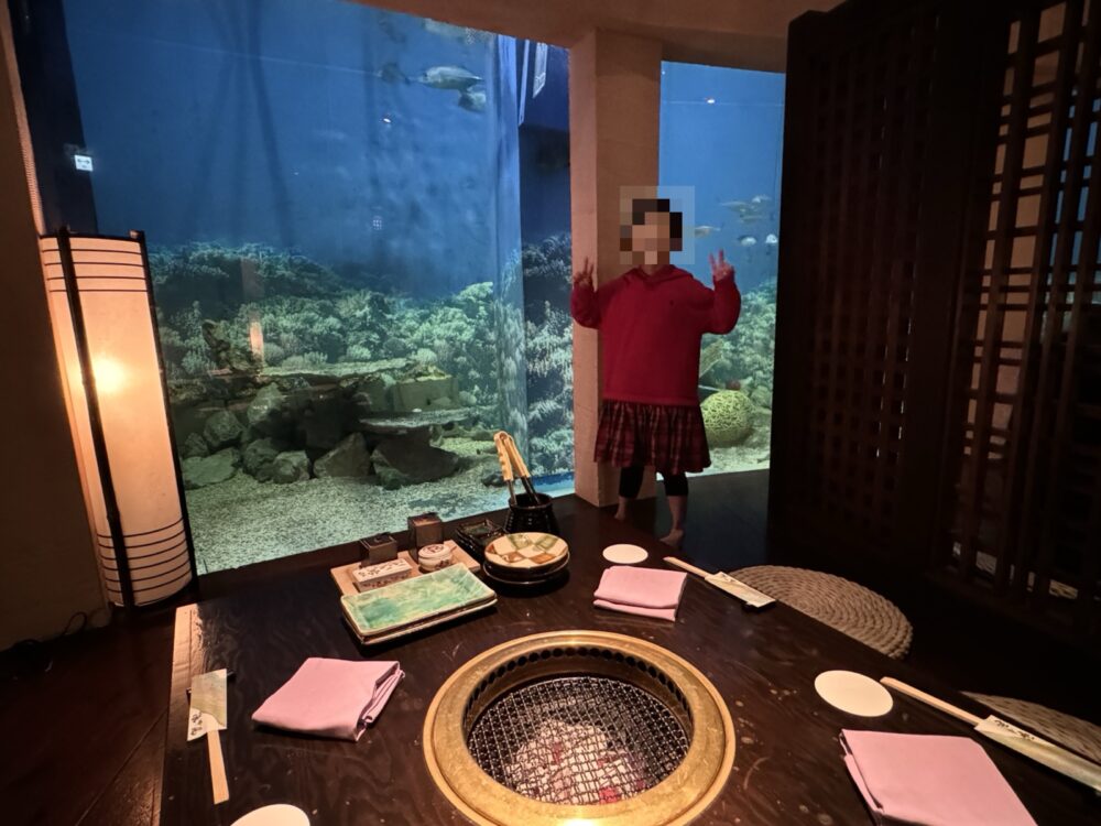 席の目の前が水槽です。サンゴと魚を見ながら炭火を囲みます