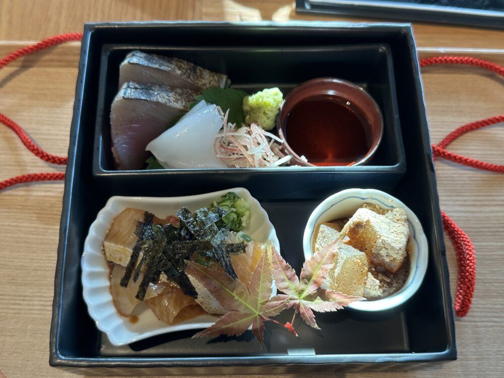 和朝食の重箱の中身 造りと明太子