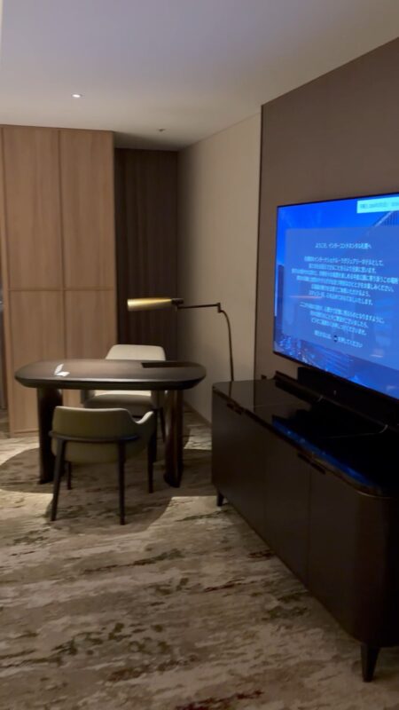 デスクとテレビ