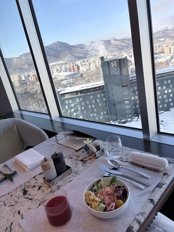 朝食の席から。窓の外は雪の札幌です