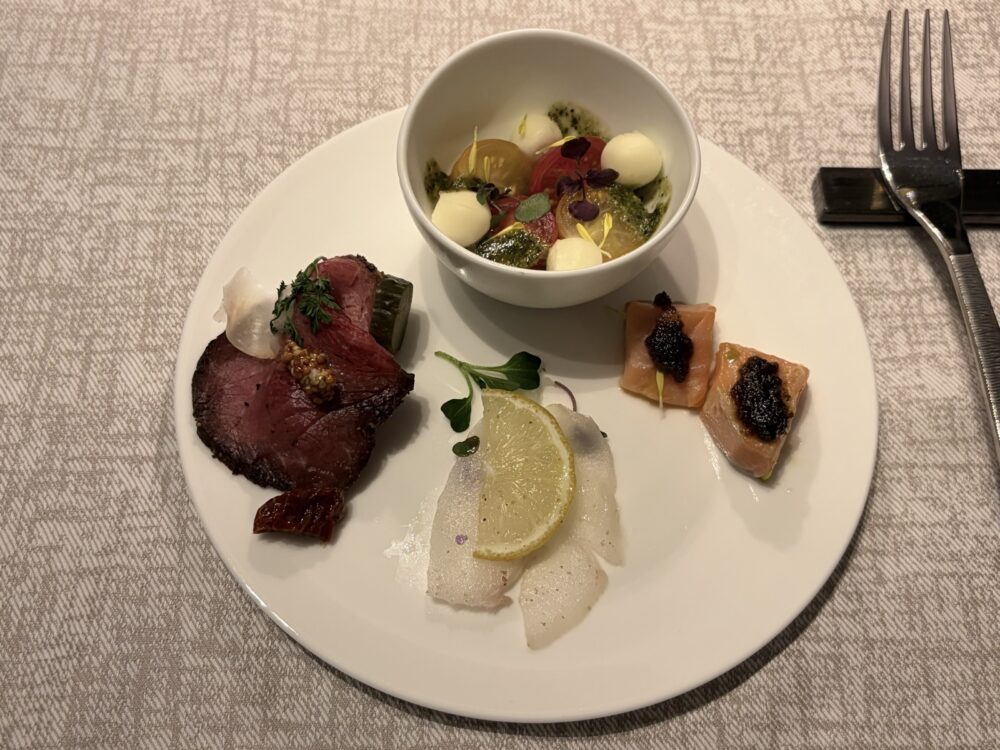 取ってきた皿。ローストビーフとキャビアのカナッペ