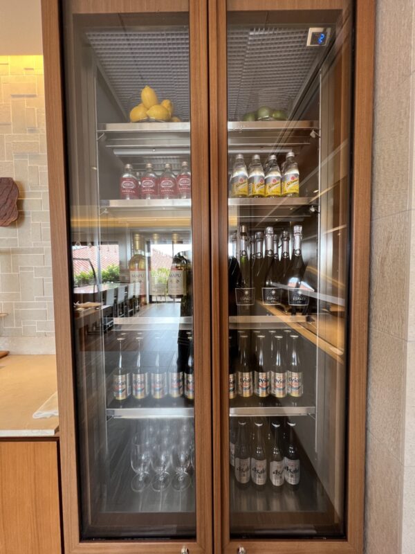 冷蔵庫にはオリオンビールとボトル類