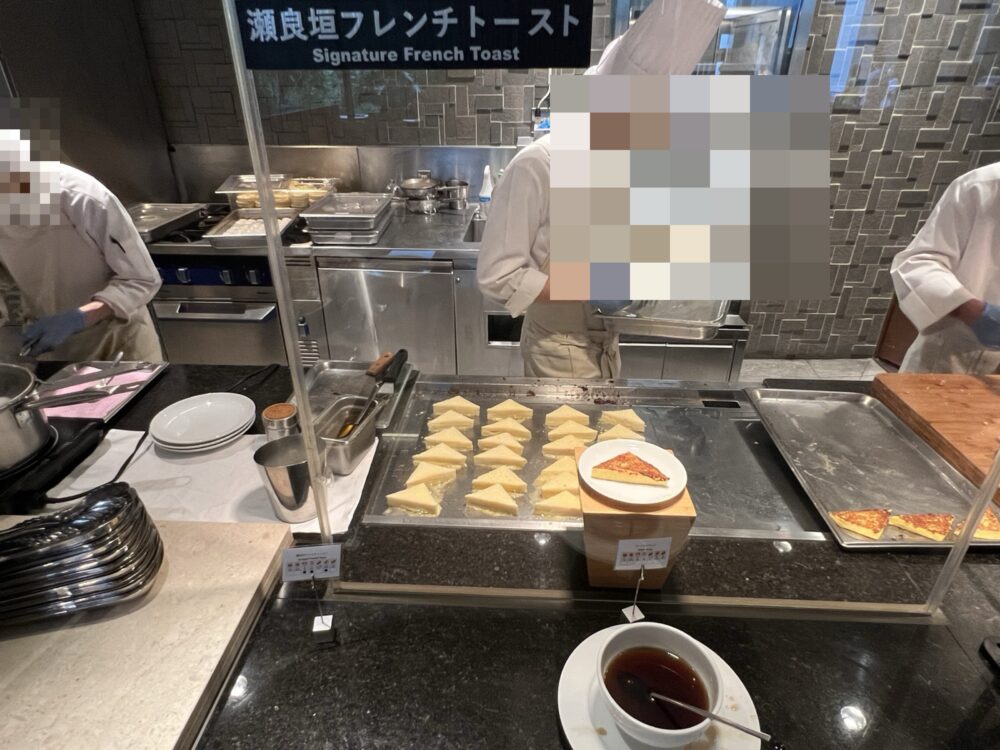 名物の瀬良垣フレンチトースト。目の前で焼いています