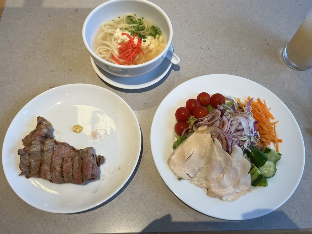 私の朝食。ステーキと沖縄そばを一緒に