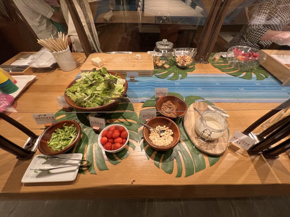 サラダと小鉢が並びます