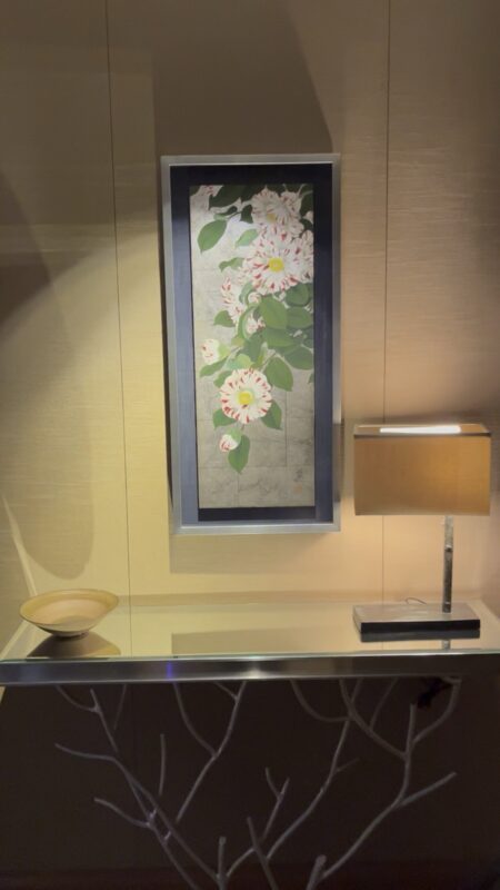 玄関を入ってすぐ。花の絵と飾り棚があります