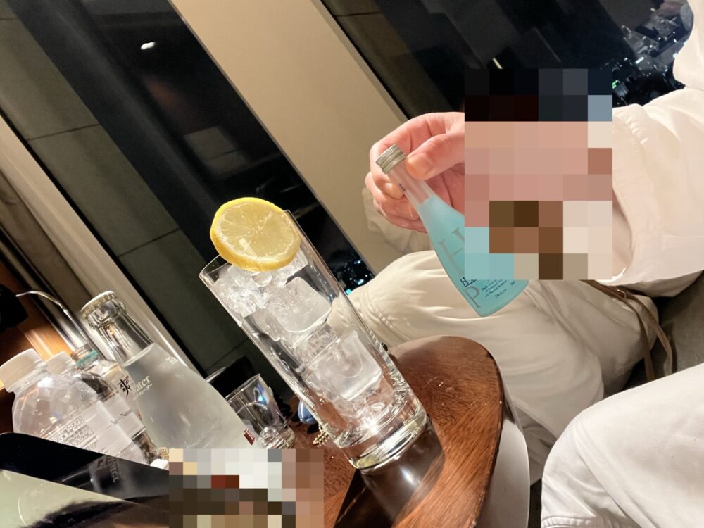 水色のリキュールとトニックウォーター。これで作ります