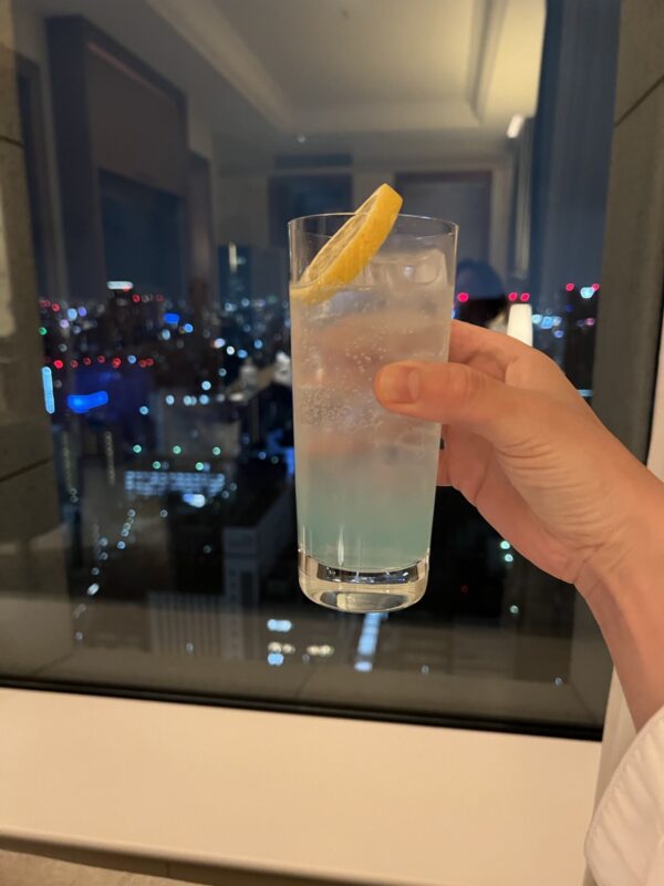 できあがり。夜景の前で飲むと、それらしく見えます