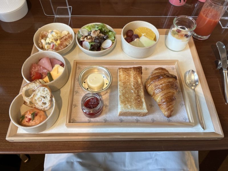 洋朝食。トレイに一式が載って出てきます