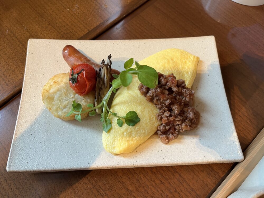 メインの卵料理は別皿で来ます
