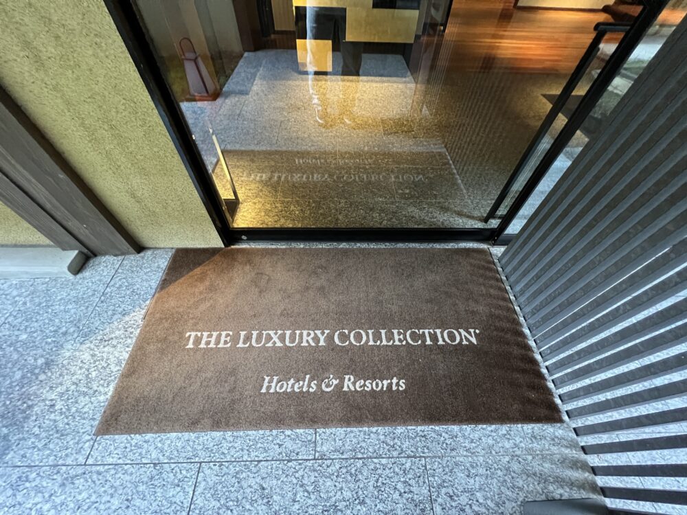 足元に「THE LUXURY COLLECTION」。ここでマリオットだと気づきます