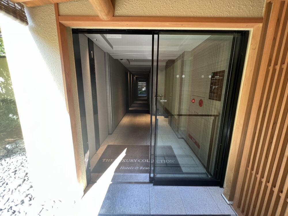 客室へ向かう廊下。全面ガラスで外が見えます