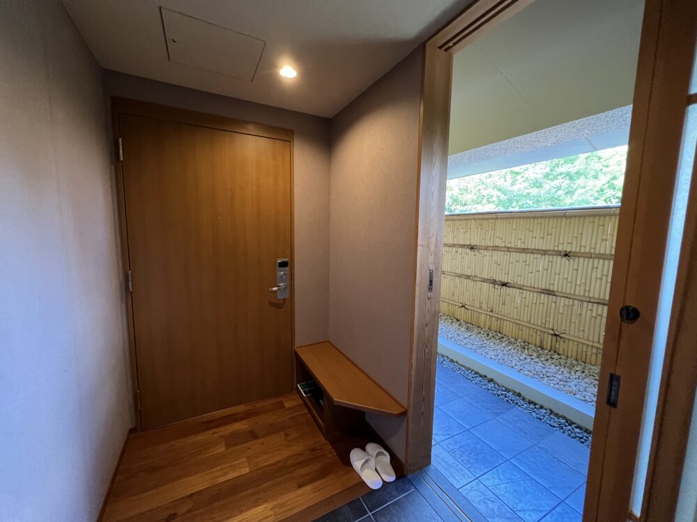 玄関で靴を脱ぎます。ここから畳です