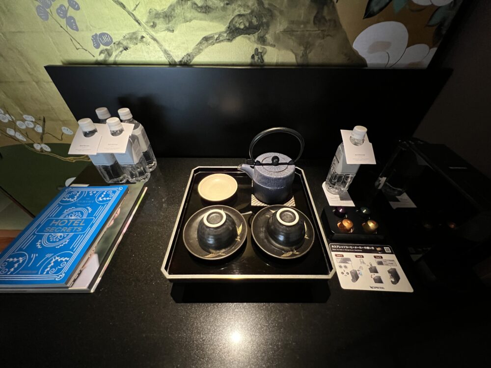 茶器のセット。急須と湯呑が用意されています