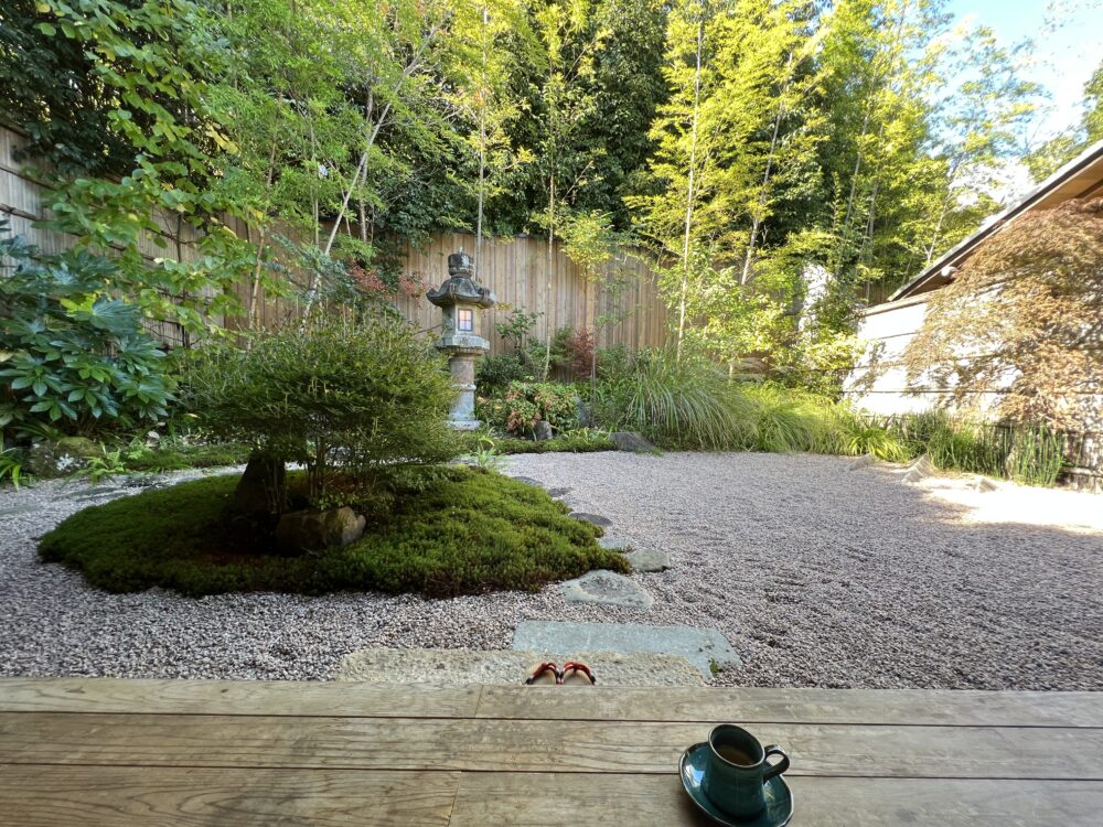 縁側にお茶を持って出て、庭を見ながら飲めます