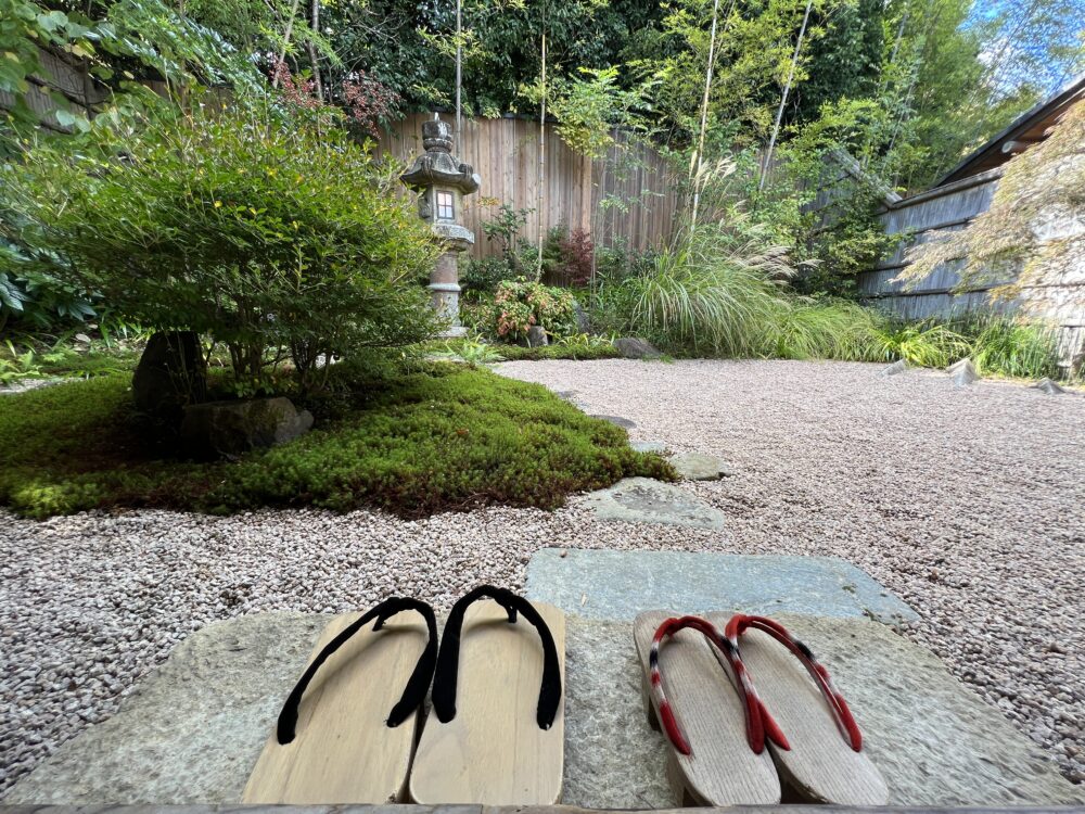 下駄が置かれているので、そのまま庭に降りられます