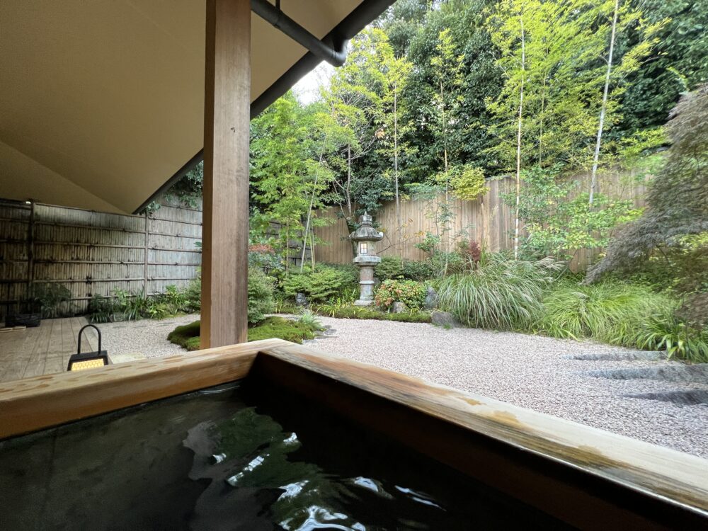 別の角度から。屋根があるので雨でも入れます