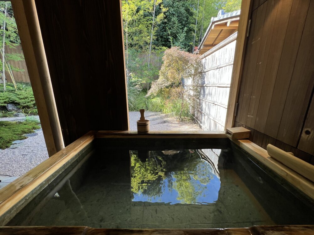 昼に入ると、水面に木が映ります