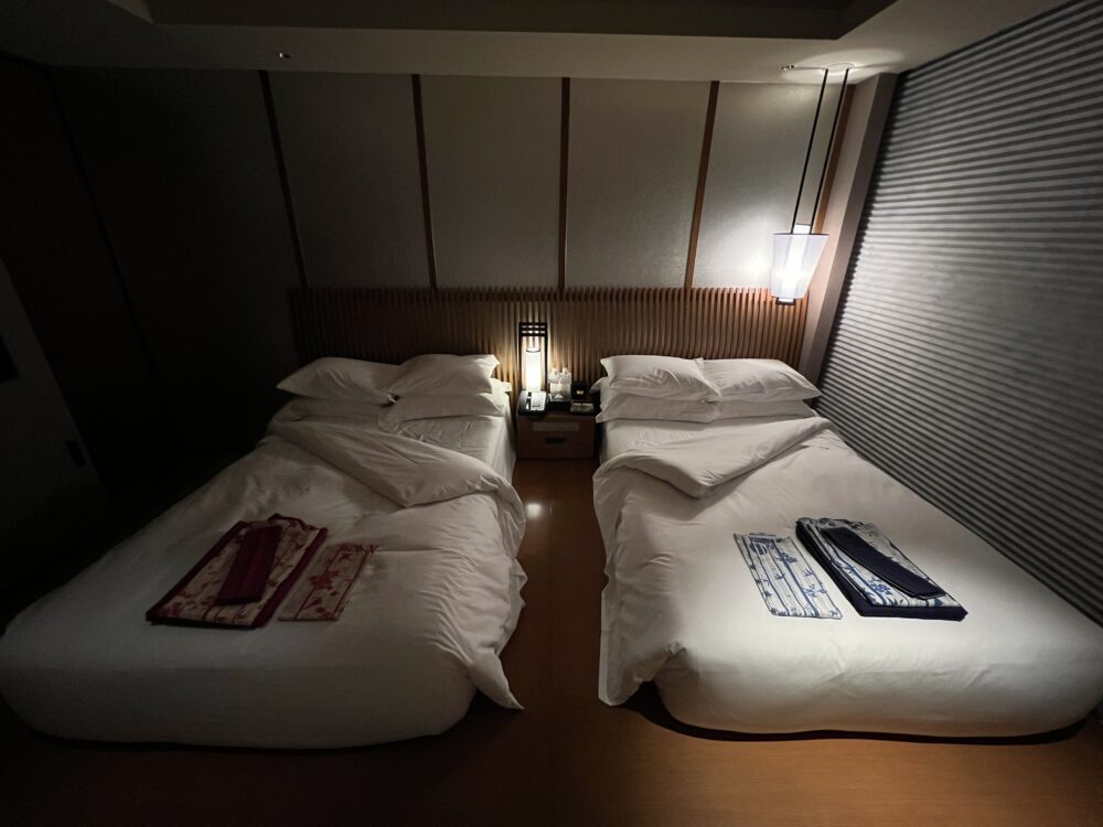 ターンダウンのあと。枕元に和のしつらえが足される