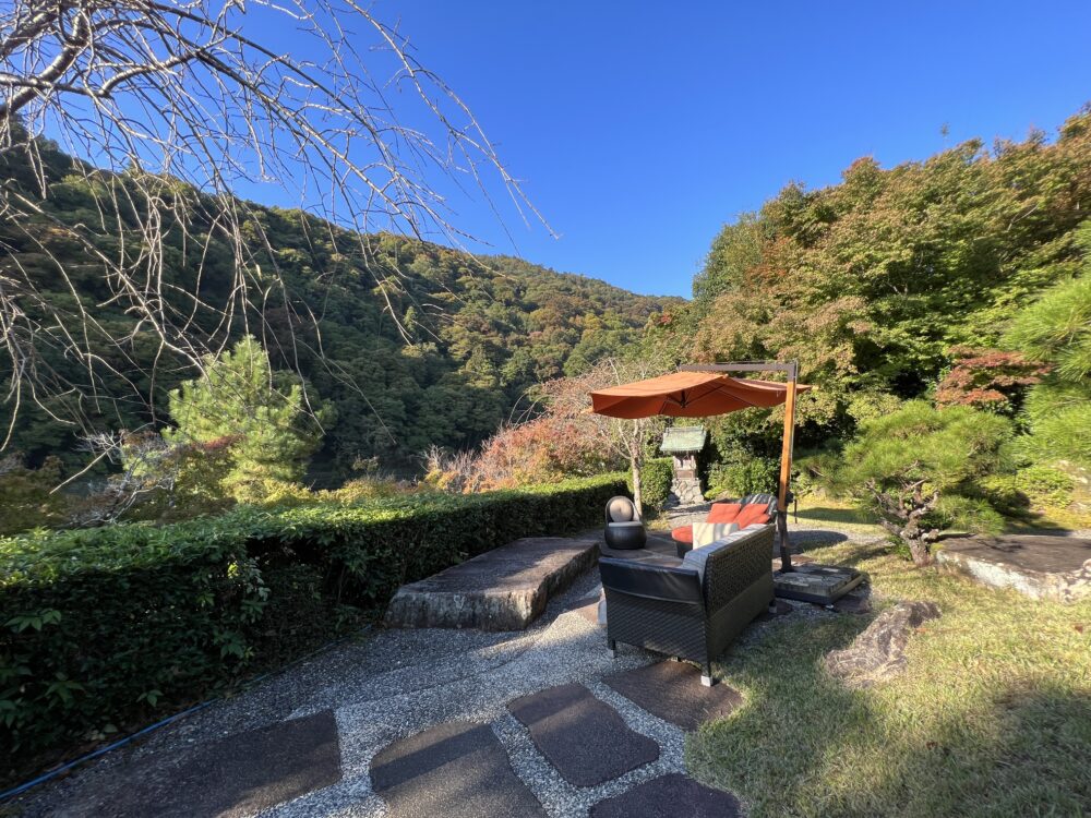 昼の同じテラス。正面が保津川と嵐山です
