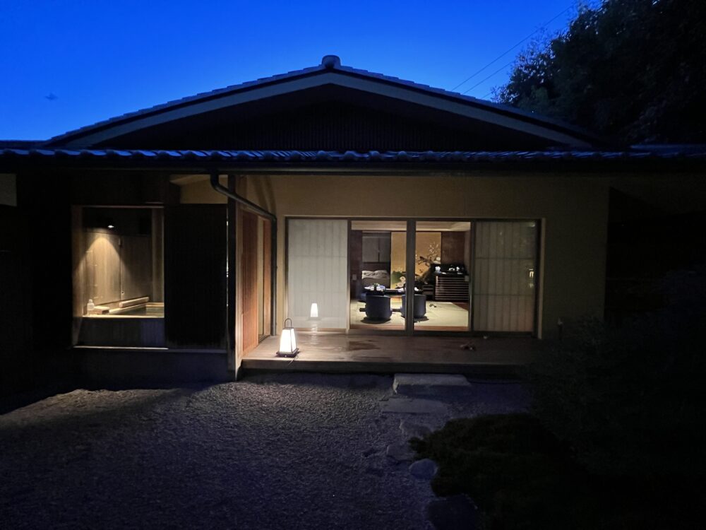 夜の建物。宿泊者しかいない時間です