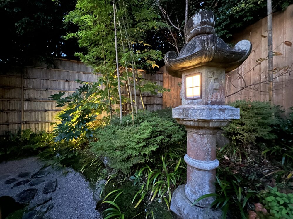 石灯籠にも灯が入ります