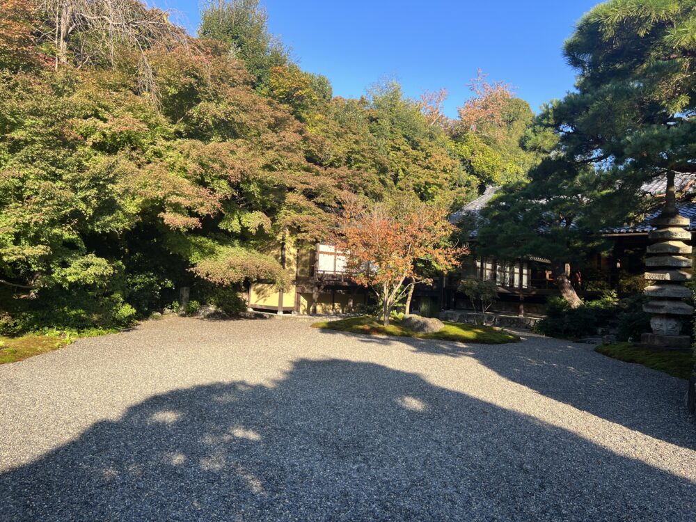 白砂の庭と紅葉。ホテルの敷地の中です