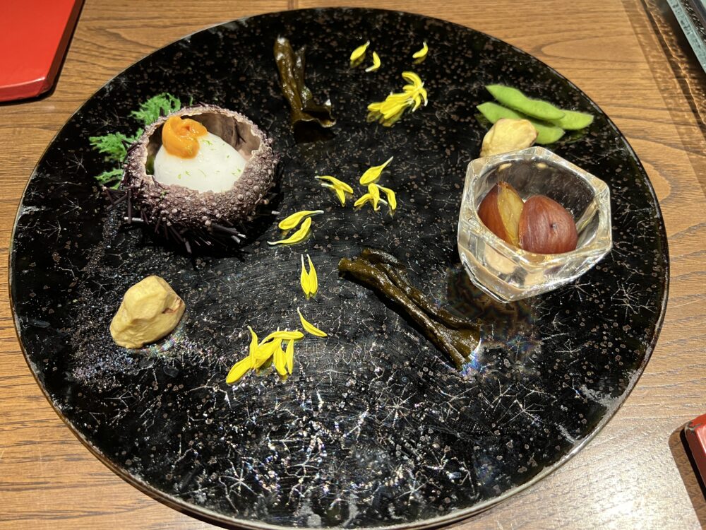 雲丹、栗、菊花。黒い器に菊の花びらが散らしてあります