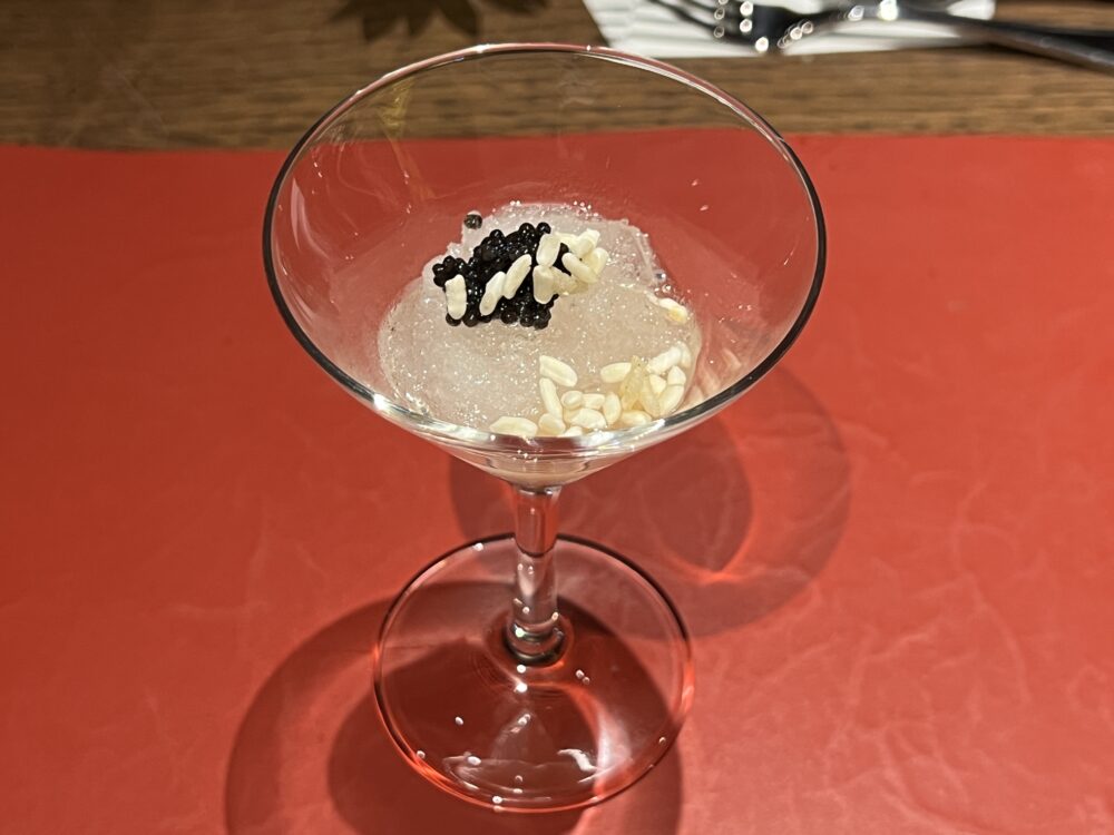 酒、洋梨、キャビア。カクテルグラスで出てきます