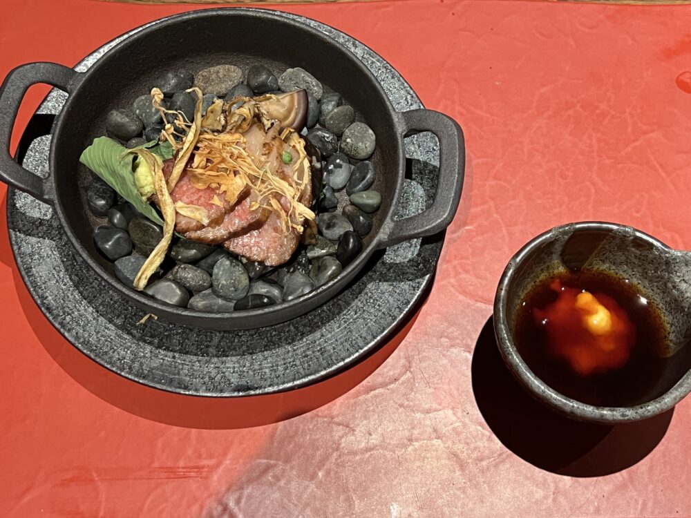 和牛、茸、湯葉。石焼きで火を入れます