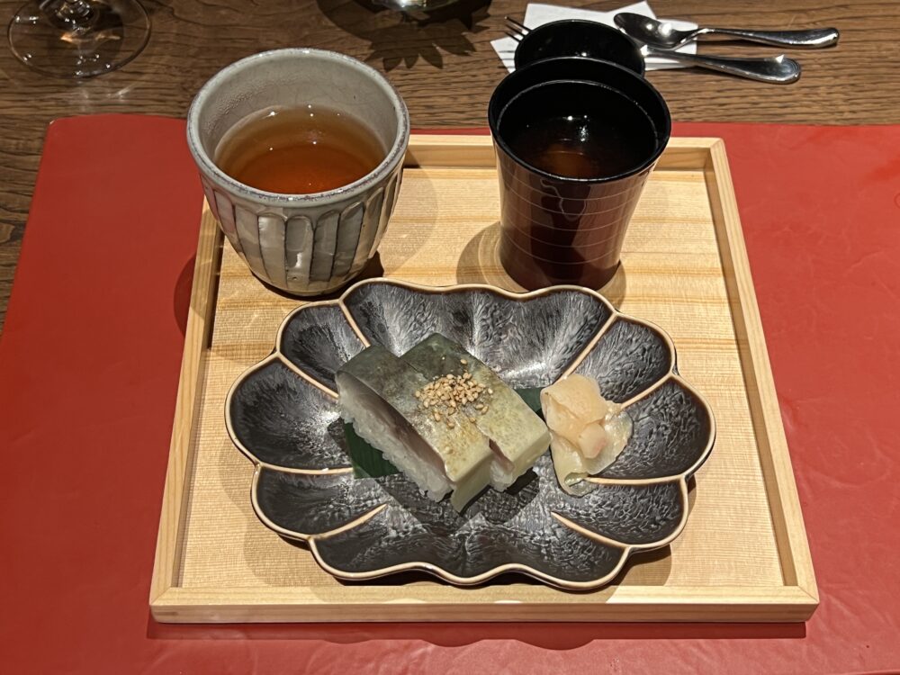 締めは鯖の棒寿司。米はブランド米の「龍の瞳」です